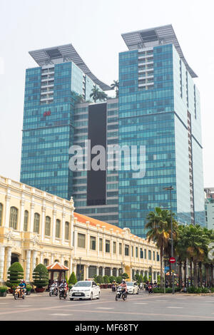 L'hôtel de ville coloniale française Comité des peuples ou de Ho Chi Minh ville, et le centre commercial Vincom et tours de bureaux, Vietnam Banque D'Images