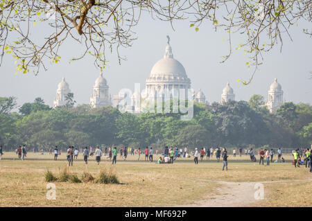 Kolkata Maidan, Kolkata, Inde - 11 Mar 2018 : personnes jouant à Maidan, la plus grande aire ouverte à Kolkata (Calcutta) sur un beau week-end ensoleillé Banque D'Images