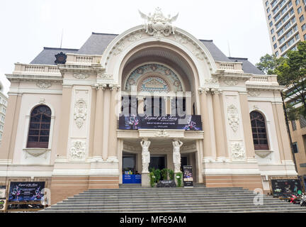 Beaux Arts façade de style colonial français Théâtre Municipal de Ho Ch Minh, ou l'Opéra de Saigon, Vietnam. Banque D'Images