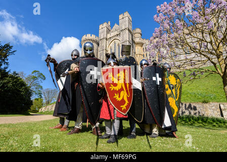 Normands et croisés à un événement de reconstitution historique du 12ème siècle en face du château d'Arundel. photo ©Julia Claxton Banque D'Images