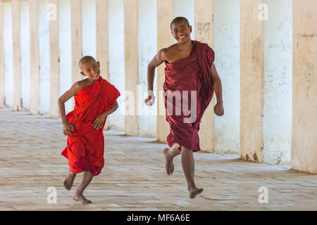Les moines novices s'amuser le long de l'escalier, la Pagode Shwezigon, Nyaung U Bagan, Myanmar (Birmanie), l'Asie en février Banque D'Images