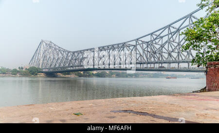 La célèbre Howrah Bridge, reliant la ville jumelée de Kolkata et Howrah sur un bight matin ensoleillé, Calcutta, West Bengal, India Banque D'Images