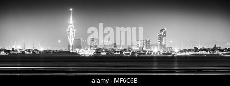 Portsmouth nuit panorama, Tour Spinnaker en noir et blanc Banque D'Images