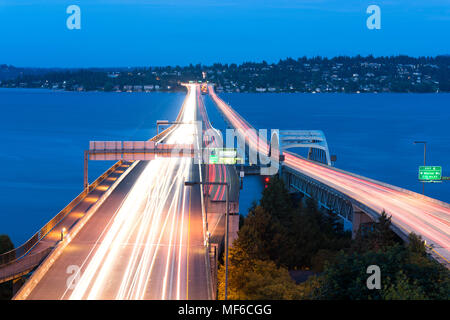 Homer M. Hadley Memorial Bridge sur le lac Washington, Seattle Metropolitan Area, New York, Washington State, USA Banque D'Images