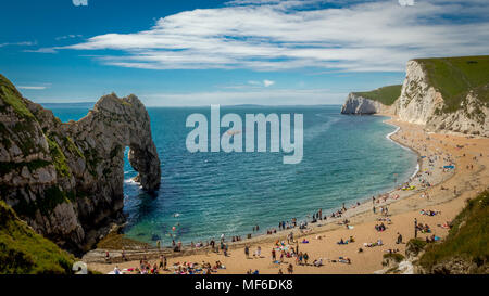 Durdle Door, Jurassic Coast, Dorset, Lulworth Ouest, Royaume-Uni - 16 juillet, 2016 : le soleil profiter de la chaleur des rayons du soleil à Durdle Door Banque D'Images