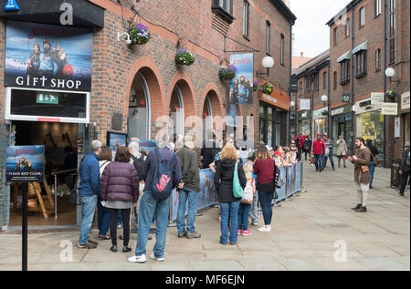 Les gens queue devant le centre Jorvik Viking alors qu'un la reconstitution médiévale de divertir un groupe d'enfants, York, Yorkshire, Angleterre, Royaume-Uni Banque D'Images