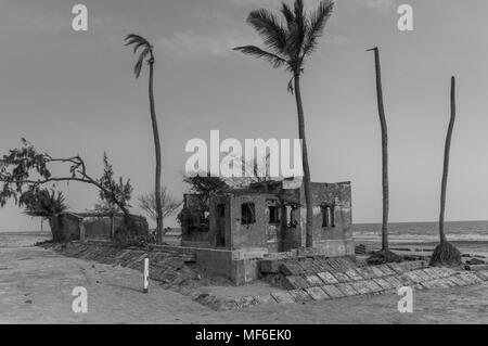 Une ruine d'une maison en noir et blanc sur la plage à Bakkhali, dans l'ouest du Bengale, en Inde. Probablement détruit par la mer et les tempêtes. Banque D'Images