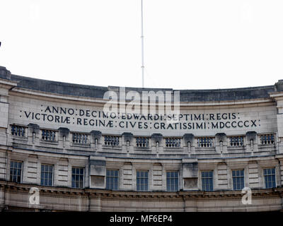 Inscription latine sur l'Admiralty Arch se lit "Dans la dixième année du roi Édouard VII, à la reine Victoria, de la plupart des citoyens reconnaissants, 1910 Banque D'Images