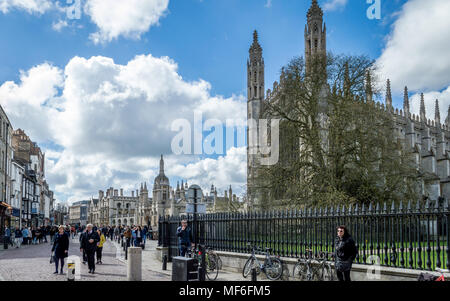 Cambridge, Cambridgeshire, Royaume-Uni - 17 avril, 2016 : les gens marcher dans les rues de Cambridge sur une longue journée ensoleillée en face de King's Colleg Banque D'Images