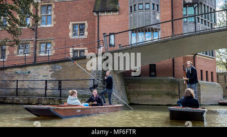 Cambridge, Cambridgeshire, Royaume-Uni - le 8 avril 2016. Barques touristiques à rivière Cam par une belle journée ensoleillée, Cambridge, Cambridgeshire Banque D'Images