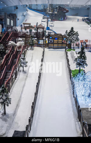 Les installations de ski indoor Ski Dubaï dans le centre commercial Mall of the Emirates, DUBAÏ, ÉMIRATS ARABES UNIS, au Moyen-Orient. Banque D'Images