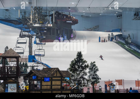 Les installations de ski indoor Ski Dubaï dans le centre commercial Mall of the Emirates, DUBAÏ, ÉMIRATS ARABES UNIS, au Moyen-Orient. Banque D'Images