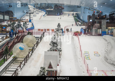 Les installations de ski indoor Ski Dubaï dans le centre commercial Mall of the Emirates, DUBAÏ, ÉMIRATS ARABES UNIS, au Moyen-Orient. Banque D'Images