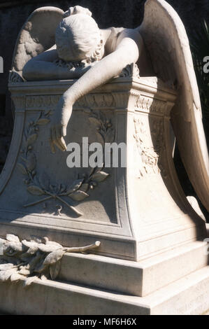 L'Ange de la douleur des pleurs sur l'autel de la vie par démantelés William Wetmore Story - Cimetière protestant - Rome Banque D'Images