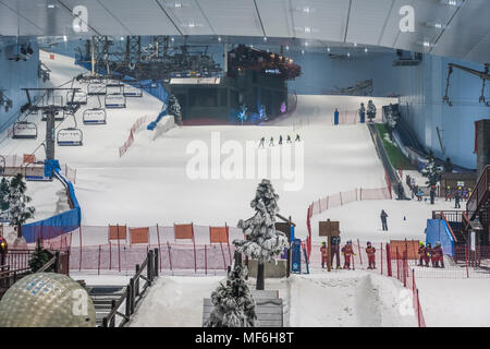 Les installations de ski indoor Ski Dubaï dans le centre commercial Mall of the Emirates, DUBAÏ, ÉMIRATS ARABES UNIS, au Moyen-Orient. Banque D'Images