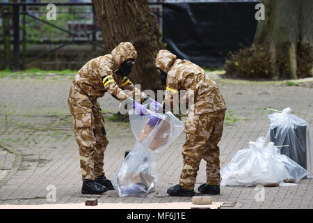 Le personnel militaire d'installer l'équipement dans des sacs en plastique sur le site près de la malterie à Salisbury où double agent russe Sergueï Skripal et sa fille Julia a été trouvé sur un banc de parc, tandis que l'on continue de débarrasser neuf points chauds de l'après-effets toxiques du dernier mois de l'attaque d'agents neurotoxiques. Banque D'Images