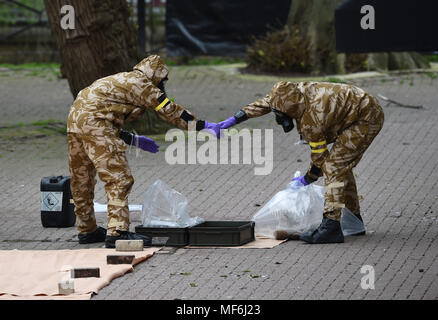 Le personnel militaire sur le site près de la malterie à Salisbury où double agent russe Sergueï Skripal et sa fille Julia a été trouvé sur un banc de parc, tandis que l'on continue de débarrasser neuf points chauds de l'après-effets toxiques du dernier mois de l'attaque d'agents neurotoxiques. Banque D'Images