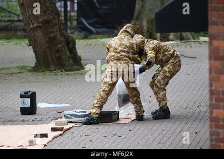 Le personnel militaire sur le site près de la malterie à Salisbury où double agent russe Sergueï Skripal et sa fille Julia a été trouvé sur un banc de parc, tandis que l'on continue de débarrasser neuf points chauds de l'après-effets toxiques du dernier mois de l'attaque d'agents neurotoxiques. Banque D'Images