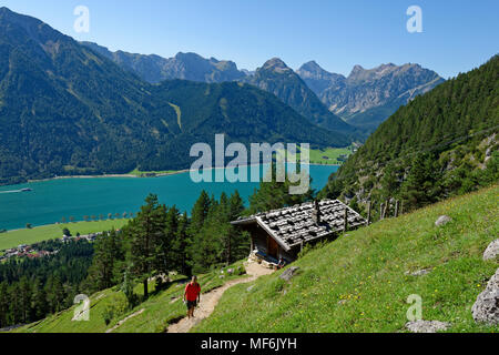 Teisslalm au randonneur, le lac Achen, Rofan, Tyrol, Autriche Banque D'Images