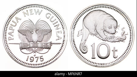 10 Toea coin de la Papouasie-Nouvelle-Guinée. 1975. Armoiries nationales, les Oiseaux du Paradis et le couscous (possum) Banque D'Images