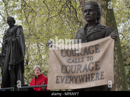Premier ministre Theresa peut, à l'inauguration de la statue de chef suffragette Millicent Fawcett, à la place du Parlement, Londres. Banque D'Images