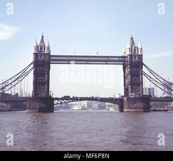 Tower Bridge, London, du bassin de la Tamise. Banque D'Images