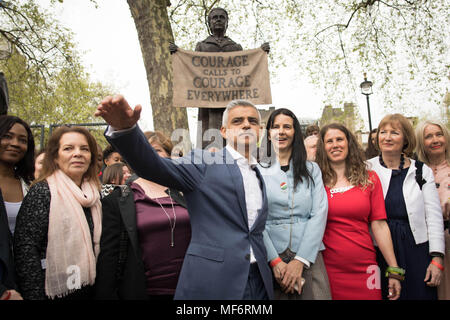 (De gauche à droite), Maire de Londres Sadiq Khan, artiste Gillian Wearing, Caroline Criado Perez, Harriet Harman et adjoint au maire pour la culture Justine Simons après le dévoilement de la statue de suffragette Millicent Fawcett, leader dans la place du Parlement, Londres. Banque D'Images