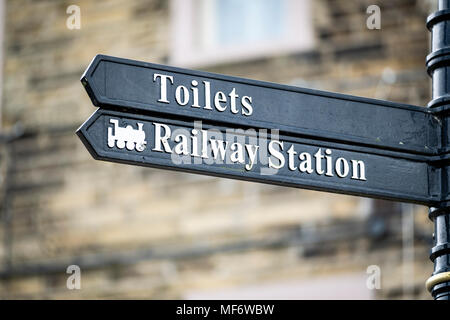 Panneau d'information touristique sur la rue Main, dans le village de Haworth, près de Tiverton et Bradford, West Yorkshire, Angleterre. Banque D'Images