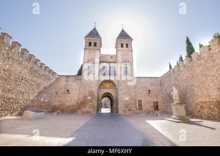 Cour à l'intérieur de la construction de nouvelles Bisagra, monument et monument ancien des Etats arabes et de l'âge du 16e siècle, l'accès principal à la ville de Tolède, Espagne, Euro Banque D'Images