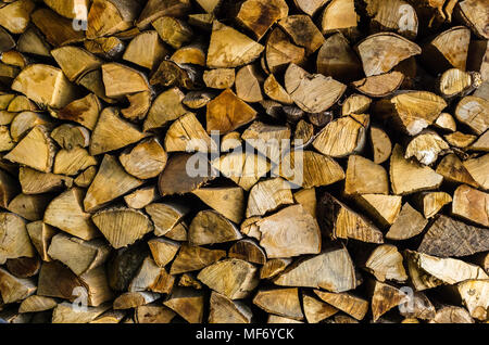 Pile de grumes en bois empilé avec de bonnes textures et couleurs pour les fonds Banque D'Images