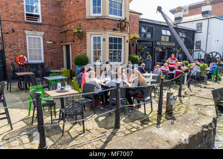 Le Seigneur Connétable d'Angleterre (à Gloucester Docks Wetherspoons) sur un match de rugby de Gloucester, Royaume-Uni Banque D'Images