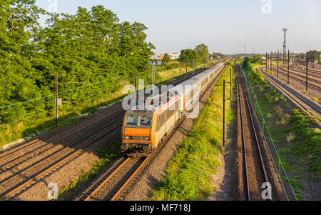 Train express régional à Strasbourg, France Banque D'Images