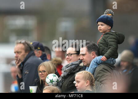 Regarder, de rêver, d'attente et demande quand son aller être son tour de jouer. Un enfant est assis sur les épaules de son père lors d'une finale de la coupe du comté. Banque D'Images