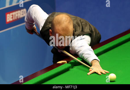 Luca Brecel en action contre Ricky Walden pendant quatre jours du championnat du monde 2018 Betfred au creuset, Sheffield. Banque D'Images