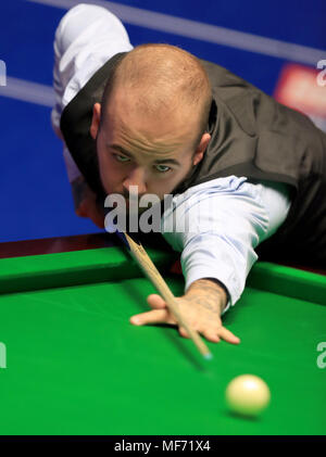 Luca Brecel en action contre Ricky Walden pendant quatre jours du championnat du monde 2018 Betfred au creuset, Sheffield. Banque D'Images