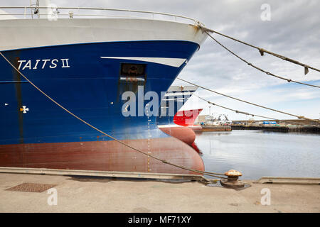 Taits 11 Pelargic et autres chalutiers de pêche amarré à Fraserburgh Port. Montrant le bulbe au-dessus de la ligne de flottaison Banque D'Images