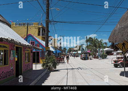 Route de sable avec des touristes et d'échoppes sur l'Île de Holbox, Quintana Roo, Mexique situé au nord de la péninsule du Yucatan Banque D'Images