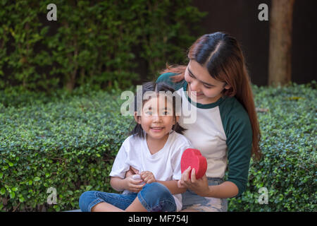 Deux sœur assis et vous détendre dans le jardin, moment heureux Banque D'Images