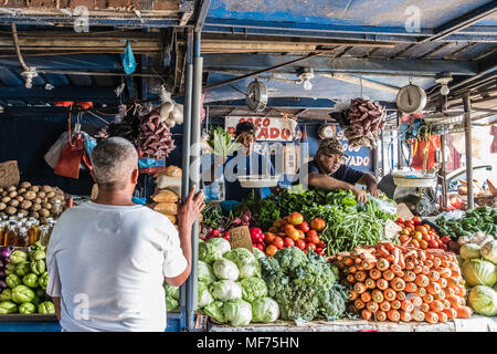 La ville de Panama, Panama - mars 2018:vendeur de fruits et légumes sur le marché de l'alimentation sur rue (avenue centrale), à Panama City Banque D'Images