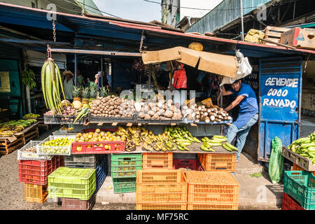 La ville de Panama, Panama - mars 2018:vendeur de fruits et légumes sur le marché de l'alimentation sur rue (avenue centrale), à Panama City Banque D'Images