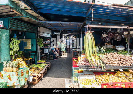 La ville de Panama, Panama - mars 2018:vendeur de fruits et légumes sur le marché de l'alimentation sur rue (avenue centrale), à Panama City Banque D'Images