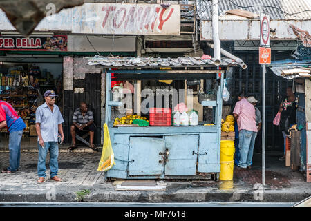 La ville de Panama, Panama - mars 2018 : les gens sur la rue commerçante animée à Panama City , Avenida Central Banque D'Images