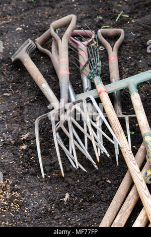 Fourche de jardin et d'un râteau à gazon sur le sol. UK Banque D'Images