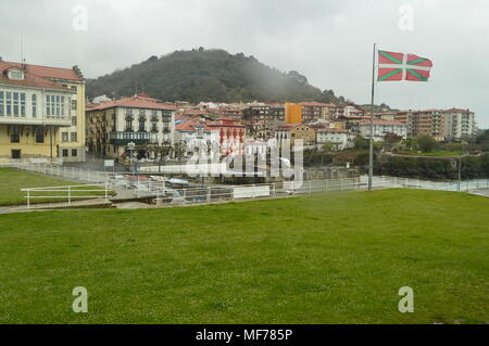 Vue sur le port de Mundaca avec ses pittoresques bâtiments derrière. Billet d'architecture la Nature. 24 mars, 2018. Mundaca. Gascogne. Pays Basque. L'Espagne. Banque D'Images