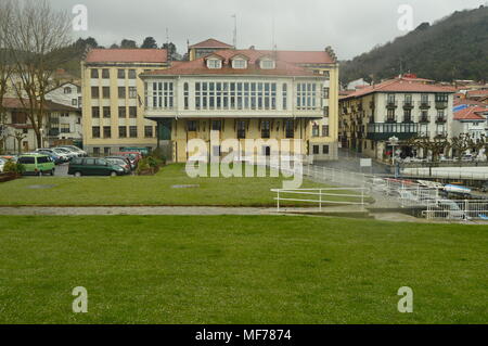 Opinions de l'Puertu De Mundaca avec ses bâtiments pittoresques derrière. Billet d'architecture la Nature. 24 mars, 2018. Mundaca. Gascogne. Pays Basque. Spa Banque D'Images