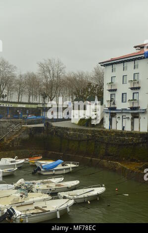 Vue sur le port de Mundaca avec ses pittoresques bâtiments derrière. Billet d'architecture la Nature. 24 mars, 2018. Mundaca. Gascogne. Pays Basque. L'Espagne. Banque D'Images