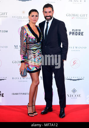 Robert Pires et Jessica Lemarie assistant à la Nelson Mandela cadeau mondial Gala, au Rosewood Hotel, Londres. Banque D'Images