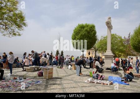 Plaza bondé de Saint Nicholas situé dans le district de l'Albaicin, dans la vieille ville de Grenade, Andalousie, espagne. Banque D'Images