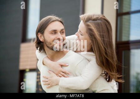 Jeune couple aimant, mari de plein air souriant cochon Banque D'Images