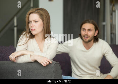 Couple arguing, offensé insulté une femme crier l'homme ignorant Banque D'Images